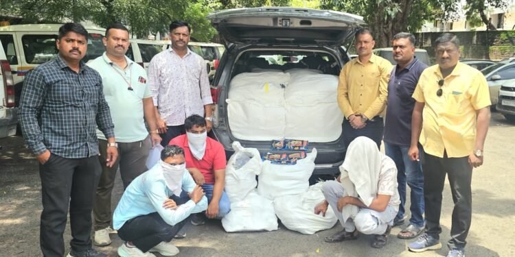 नांदेडमध्ये स्थानिक गुन्हे शाखेकडून मोठी कारवाई १४ लाखांचा प्रतिबंधित गुटखा आणि इनोव्हा कार जप्त चौघांविरुद्ध गुन्हा दाखल
