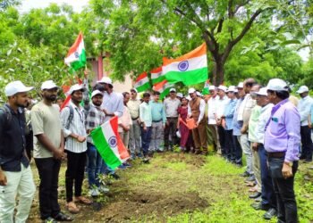 स्वामी रामानंद तीर्थ मराठवाडा विद्यापीठात रासेयोतर्फे उत्साहात वृक्षारोपण स्वातंत्र्यदिनानिमित्त पर्यावरण संवर्धनाचा संदेश