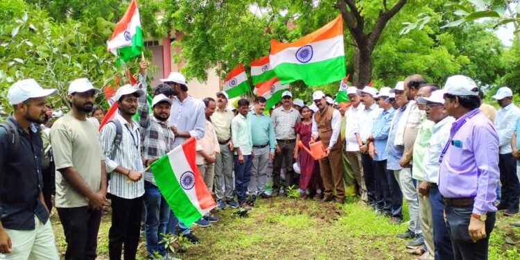 स्वामी रामानंद तीर्थ मराठवाडा विद्यापीठात रासेयोतर्फे उत्साहात वृक्षारोपण स्वातंत्र्यदिनानिमित्त पर्यावरण संवर्धनाचा संदेश