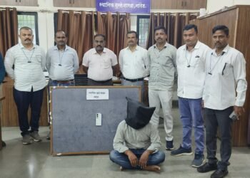 स्थानिक गुन्हे शाखेची धडक कारवाई जबरी चोरीतील फरार आरोपीच्या मुसक्या आवळल्या चोरीचा मोबाईल जप्त