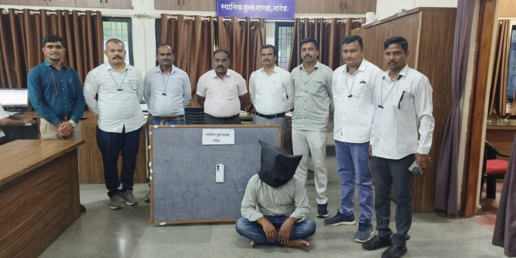 स्थानिक गुन्हे शाखेची धडक कारवाई जबरी चोरीतील फरार आरोपीच्या मुसक्या आवळल्या चोरीचा मोबाईल जप्त