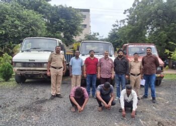 नांदेड मध्ये विनापरवाना अवैध रेती वाहतुकीवर पोलिसांचा सर्जिकल स्ट्राइक