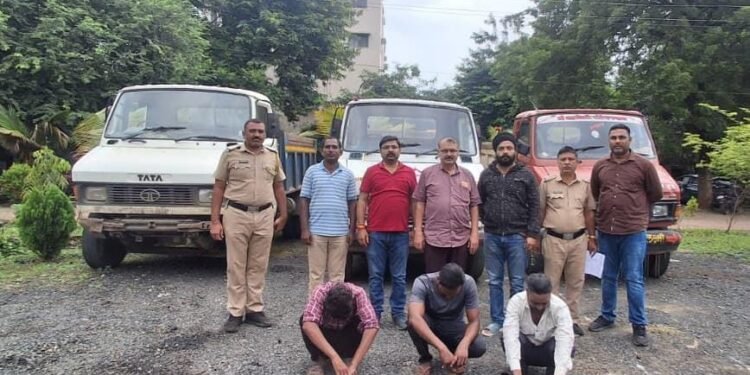 नांदेड मध्ये विनापरवाना अवैध रेती वाहतुकीवर पोलिसांचा सर्जिकल स्ट्राइक