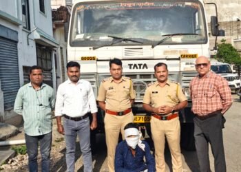 विमानतळ पोलिसांची अवैध वाळू वाहतुकीवर धडक कारवाई ४०.२५ लाखांचा मुद्देमाल जप्त