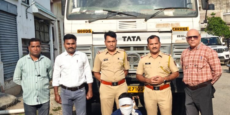 विमानतळ पोलिसांची अवैध वाळू वाहतुकीवर धडक कारवाई ४०.२५ लाखांचा मुद्देमाल जप्त