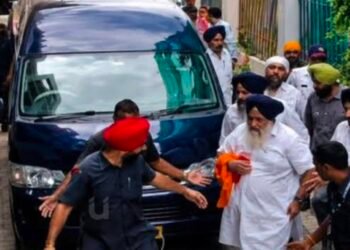 नांदेड दौऱ्यावर आलेल्या पंजाबचे माजी उपमुख्यमंत्री सुखबीर सिंह बादल यांच्यावर खंजीरने हल्ला बचावासाठी धावलेले पोलीस निरीक्षकही जखमी