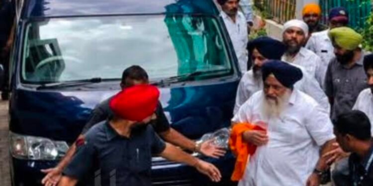 नांदेड दौऱ्यावर आलेल्या पंजाबचे माजी उपमुख्यमंत्री सुखबीर सिंह बादल यांच्यावर खंजीरने हल्ला बचावासाठी धावलेले पोलीस निरीक्षकही जखमी