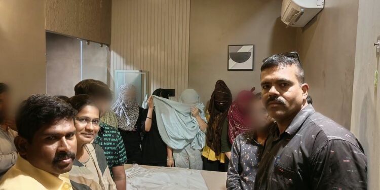 मसाज सेंटरच्या नावाखाली सुरू असलेल्या देहव्या पारावर पोलिसांचा छापा ७ पीडित महिलांची सुटका ३ अटकेत