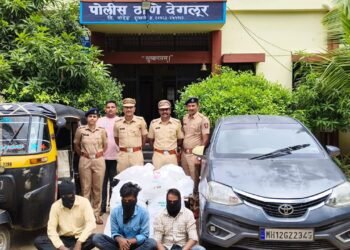 देगलूर पोलिसांची मोठी कारवाई ७.५८ लाखांच्या अवैध गुटख्यासह चार आरोपी अटकेत गाड्या अन् साठा जप्त