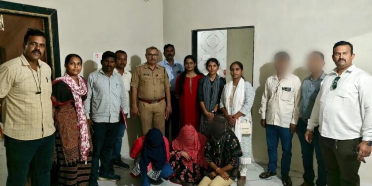 वसरणी येथे बेकायदेशीर कूटणखान्यावर पोलिसांचा छापा