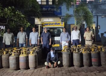 नांदेडमध्ये व्यावसायिक गॅस सिलेंडरच्या काळाबाजारावर पोलिसांचा छापा ८ लाख ३४ हजारांचा मुद्देमाल जप्त