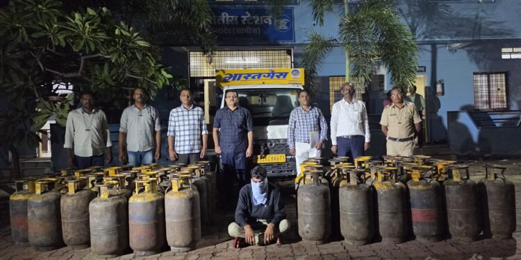 नांदेडमध्ये व्यावसायिक गॅस सिलेंडरच्या काळाबाजारावर पोलिसांचा छापा ८ लाख ३४ हजारांचा मुद्देमाल जप्त
