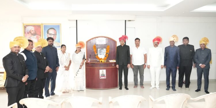 महानगरपालिकेत प्रबोधनकार केशव सिताराम ठाकरे यांना जयंतीनिमित्त आदरपूर्वक अभिवादन