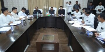 नांदेड जिल्ह्यातील शेतकऱ्यांच्या पाठीशी शासन खंबीर पालकमंत्री अतुल सावे यांनी घेतला पीक पाणी व विजेचा आढावा