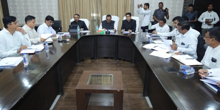 नांदेड जिल्ह्यातील शेतकऱ्यांच्या पाठीशी शासन खंबीर पालकमंत्री अतुल सावे यांनी घेतला पीक पाणी व विजेचा आढावा