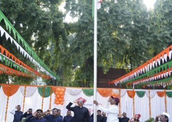 नांदेड जिल्हा परिषदेत मुख्य कार्यकारी अधिकारी महेश पाटील यांच्या हस्ते उत्साहात ध्वजारोहण