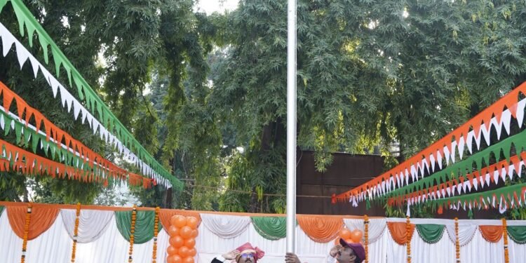 नांदेड जिल्हा परिषदेत मुख्य कार्यकारी अधिकारी महेश पाटील यांच्या हस्ते उत्साहात ध्वजारोहण