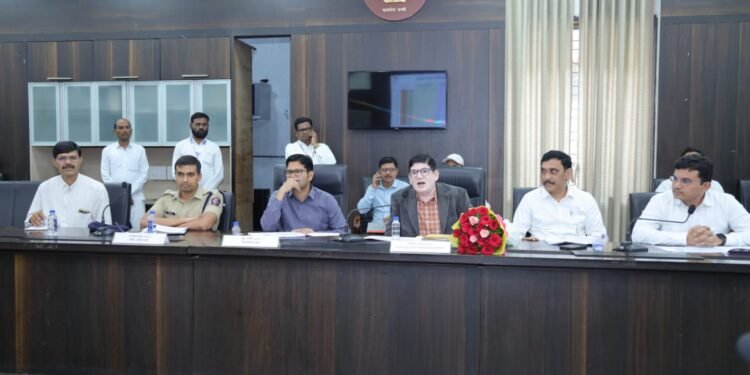 राज्यसेवा हक्क आयुक्त डॉ. किरण जाधव यांचे नांदेड जिल्हाधिकारी कार्यालयातील आढावा