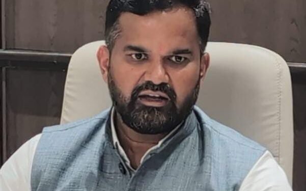 निवडणूक प्रचाराच्या व्हिडिऑंमध्ये धार्मिक स्थळे व चिन्हांच्या वापरावर बंदी आचारसंहितेचे तंतोतंत पालन करण्याचे विभागीय आयुक्तांचे आवाहन