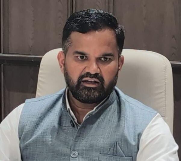 निवडणूक प्रचाराच्या व्हिडिऑंमध्ये धार्मिक स्थळे व चिन्हांच्या वापरावर बंदी आचारसंहितेचे तंतोतंत पालन करण्याचे विभागीय आयुक्तांचे आवाहन