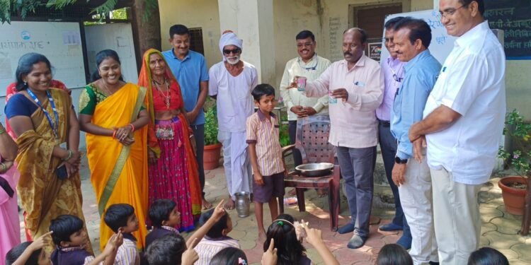 खैरगाव आणि आमदाबाद तांडा येथे विद्यार्थ्याना दिले हात धुण्याचे प्रात्यक्षिक