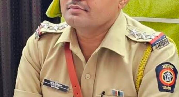 मानवतेचा नवा आदर्श पोलीस निरीक्षक ओमकांत चिंचोलकर यांनी दिली पूर्ण एका महिन्याची पगाराची भेट
